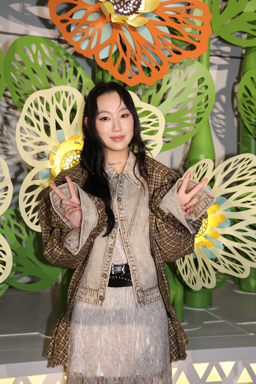 她的合作名單有姜濤、馮允謙。