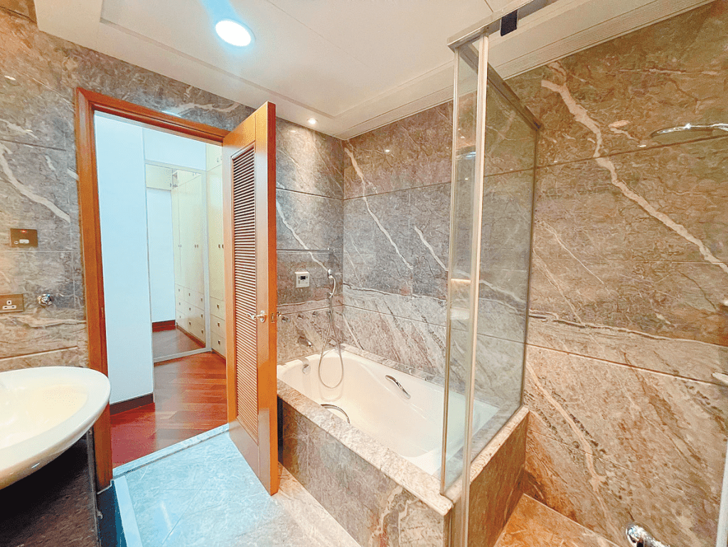 浴室全云石装潢，附浴缸及淋浴设备，任君选择。