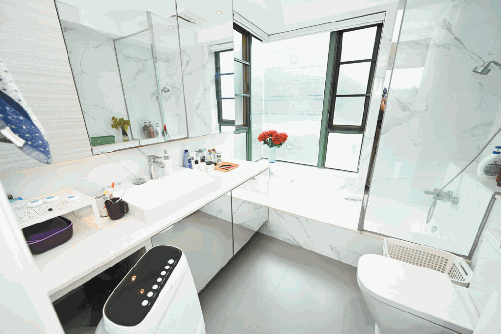 浴室以雲石裝潢，浴缸旁為大窗，浸浴時可賞翠綠景致。