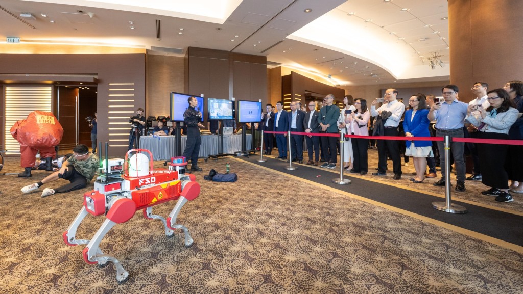 保安事務委員會主席陳克勤（前排右二）、副主席簡慧敏（前排右一）和其他議員視察反恐演習。政府新聞處