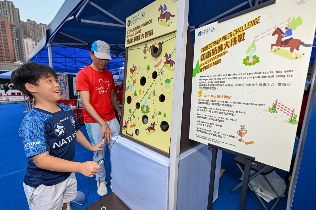 馬會首度成為香港足球會國際十人欖球賽官方社區合作夥伴,在球迷村設置互動攤位,帶來有趣的運動體驗和活動。 馬會首度成為香港足球會國際十人欖球賽官方社區合作夥伴,在球迷村設置互動攤位,帶來有趣的運動體驗和活動。