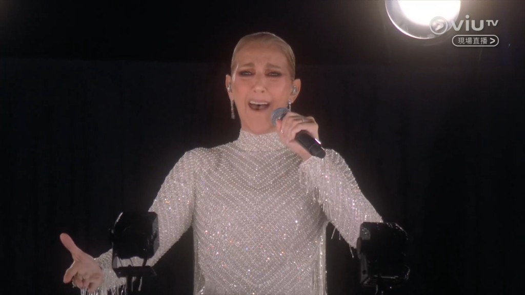 Celine Dion神情充滿自信，獻上昔日絕美歌聲。