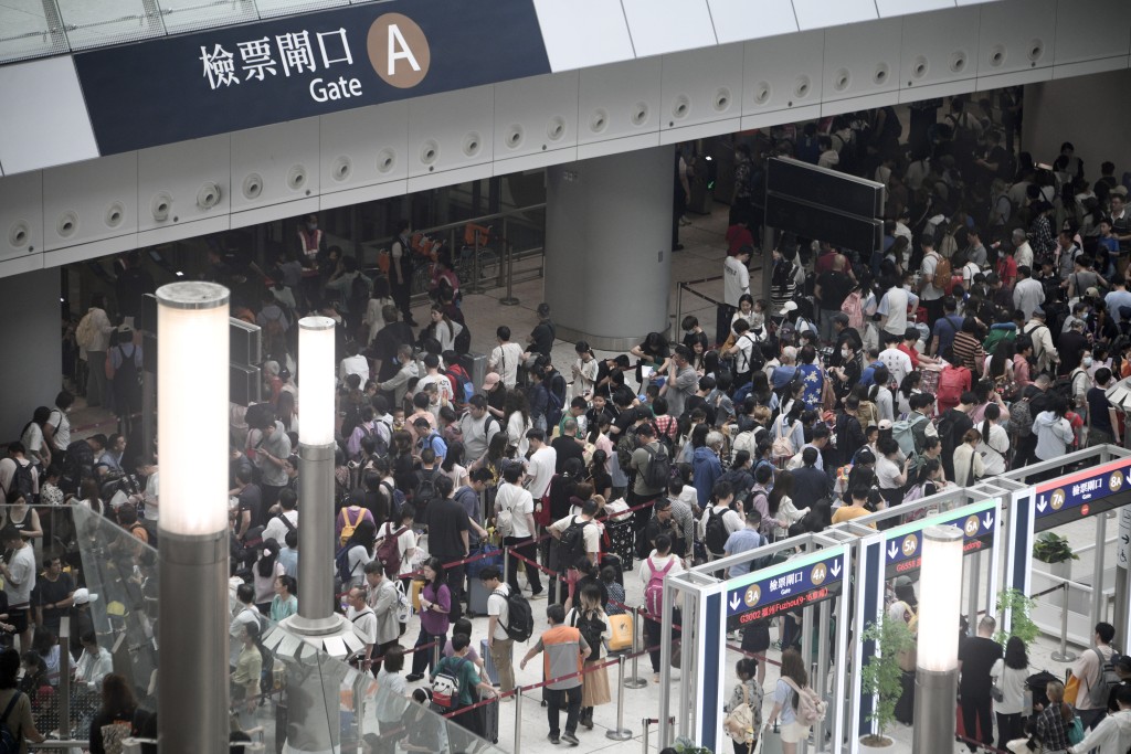 不少旅客今日结束行程返回内地，西九高铁站离港大堂人流不息。陈浩元摄