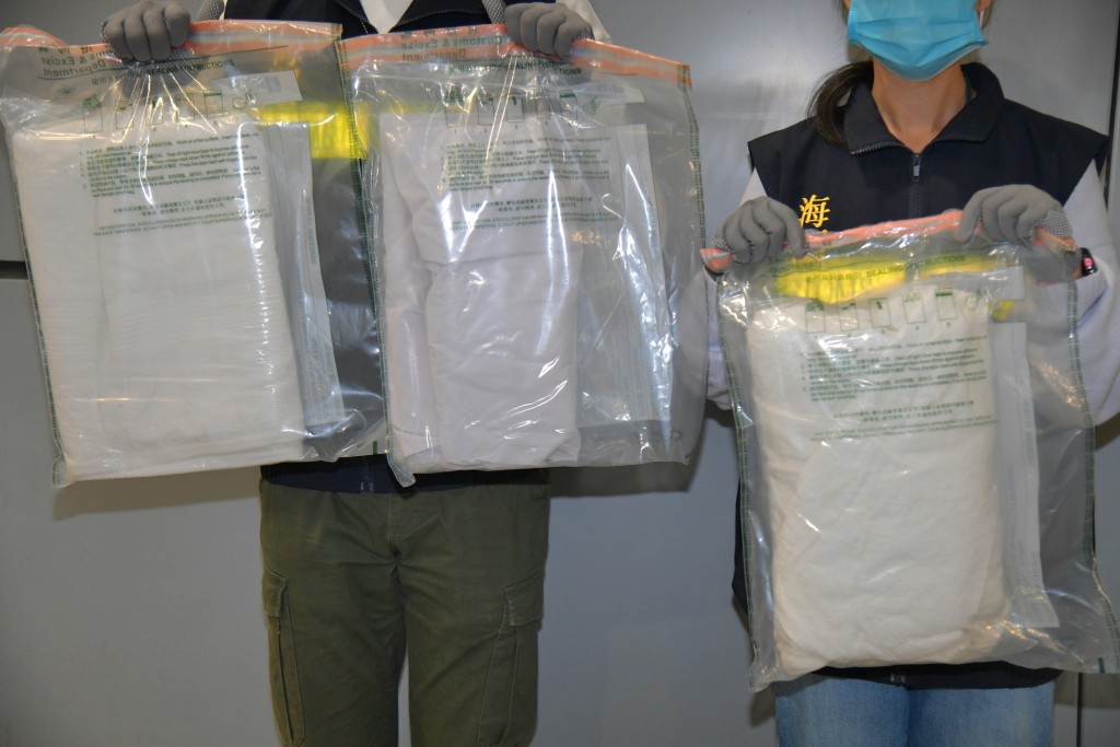 三件毒衣服可提取合共3.2公斤冰毒，巿值约170万元。(徐裕民摄)
