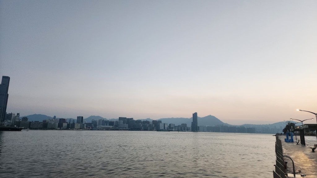國慶日當天日間天氣預料依然酷熱。 國慶日當天日間天氣預料依然酷熱。