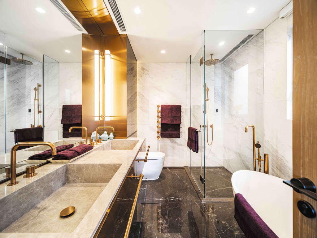 浴室采大理石设计，美观耐用。