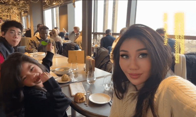 何超盈一家開餐。 何超盈一家開餐。