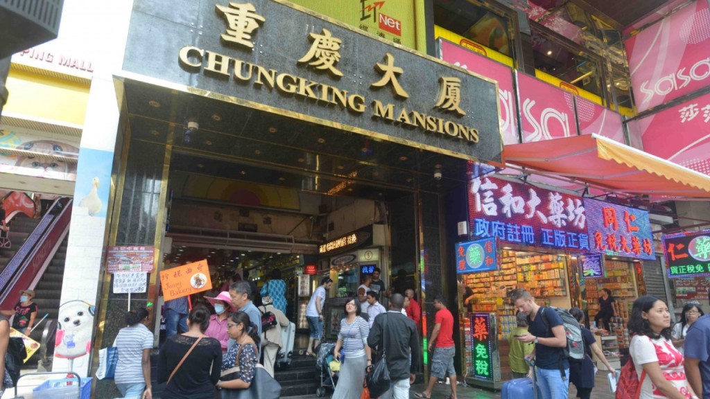 重慶大廈兩男打鬥後逃遁 一度有人持刀現場遺血跡。資料圖片