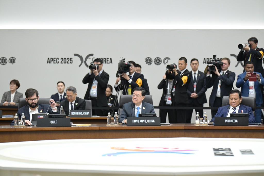 行政長官李家超今日(1日)在韓國慶州出席亞太區經濟合作組織領導人非正式會議。政府新聞處圖片 行政長官李家超今日(1日)在韓國慶州出席亞太區經濟合作組織領導人非正式會議。政府新聞處圖片