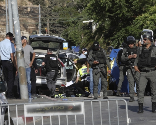 一名巴勒斯坦人周日駕車衝向一個警察路障，把6名以色列警員撞傷。AP圖片