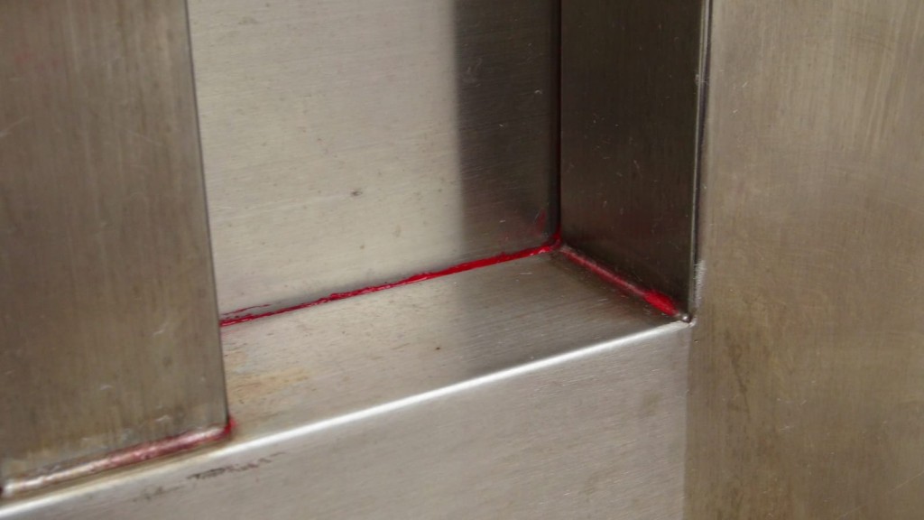 大閘遺留了遭人淋紅油的痕跡。林思明攝