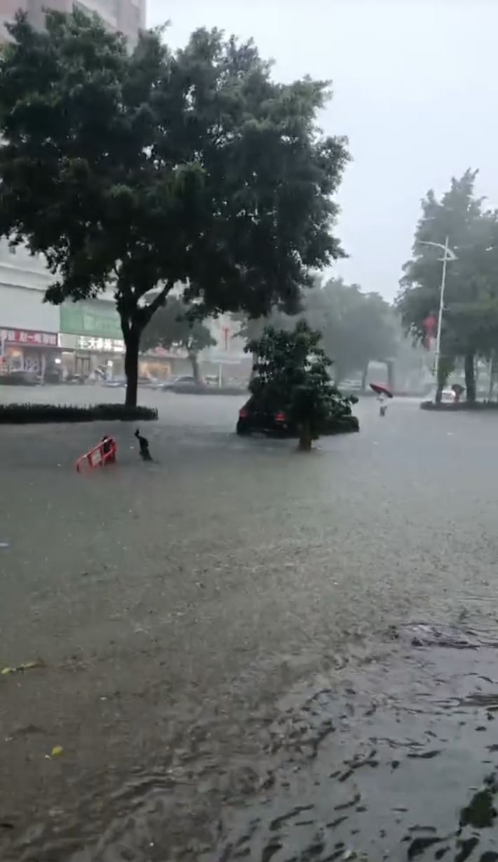 廣東多地暴雨，汕尾陸豐有觀測站錄逾400毫米雨量，惠來縣有多艘船被沖走。  