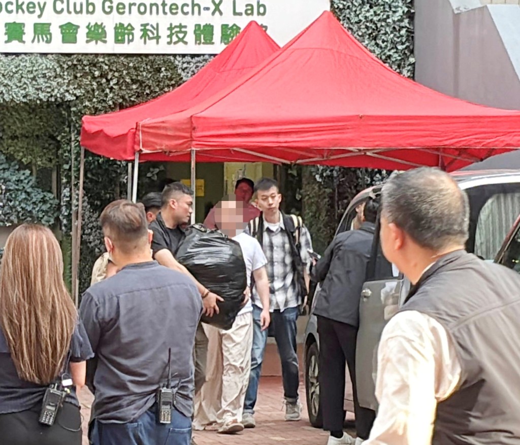 警方帶走一袋證物。徐裕民攝 警方帶走一袋證物。徐裕民攝