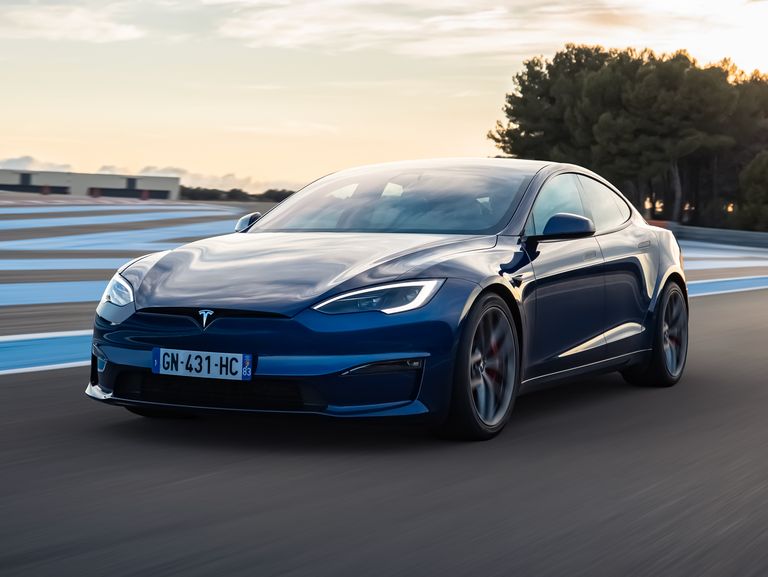 馬斯克談到自動駕駛業務時，表示Tesla將比駕駛汽車的人類安全得多，並稱最新的自動駕駛硬件產品將於大約18個月內發佈。