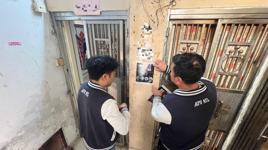 各警區警民關係組亦在區內屋苑及人流較多地點展開防罪宣傳及教育。