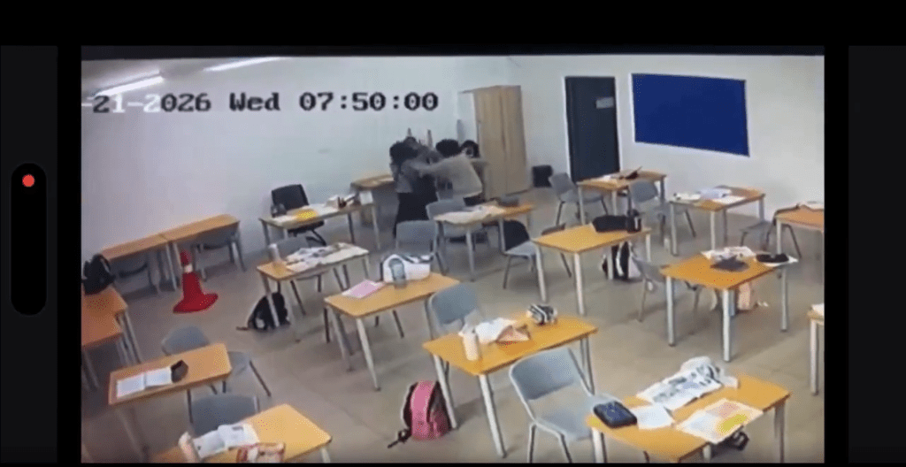 马来暴躁男学生不满利器被收,头戴手机直播挥斧砍伤女教师。Brahim_maldini & chaaaaww@X 马来暴躁男学生不满利器被收,头戴手机直播挥斧砍伤女教师。Brahim_maldini & chaaaaww@X