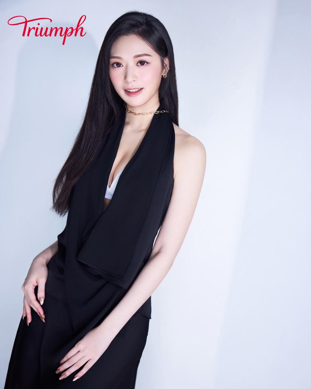 馮盈盈展示出穿上內衣的不同效果。