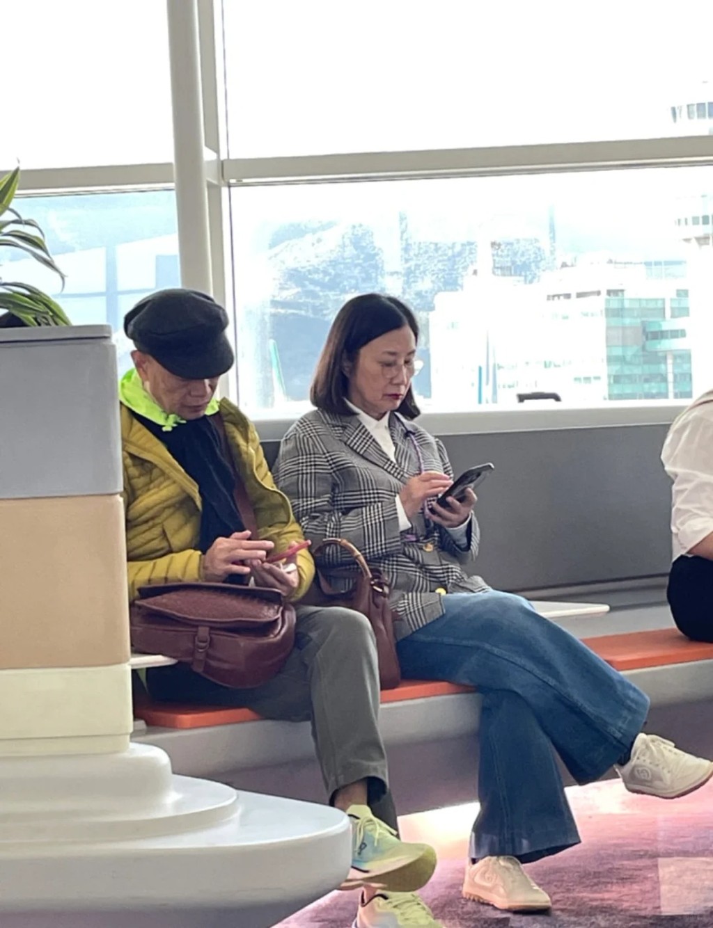 日前有網民分享羅家英與汪明荃在機場的照片。