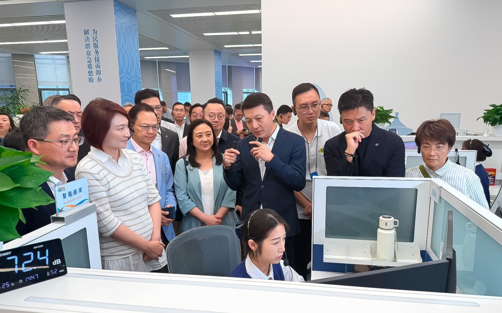 立法會議員於北京市12345市民熱線服務中心視察服務流程，了解中心如何運用人工智能和大數據推動「主動治理」。