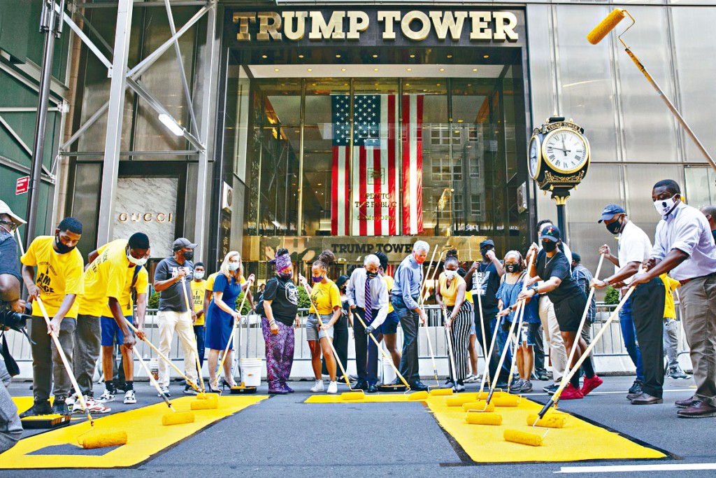 ■紐約市長白思豪周四在特朗普大樓前，參與髹上「黑人的命也是命」大字。