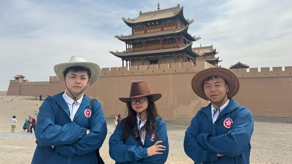 少年警讯JPC成员梁沛权（左一）、黄紫莘（中）和麦镇锋于嘉峪关合照。