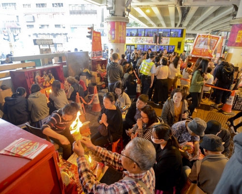 今年「驚蟄」大批市民到鵝頸橋底「打小人」。資料圖片