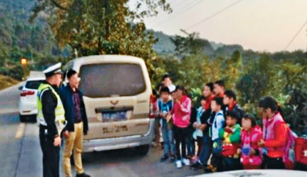 內地「黑校車」超載屢見不鮮，四川成都曾有司機將自己的7人車當校車。