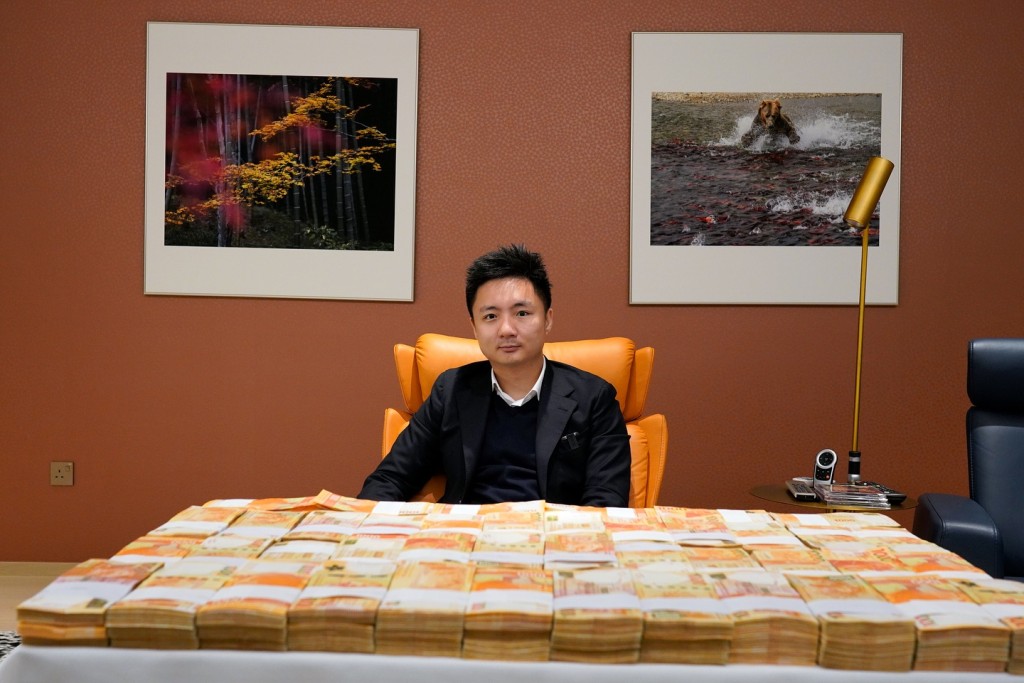 锺培生今日上载展示1,000万元现金的照片，指今年经济不太好，想「spread more love」。