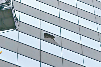 玻璃幕牆爆裂，呈現缺口。