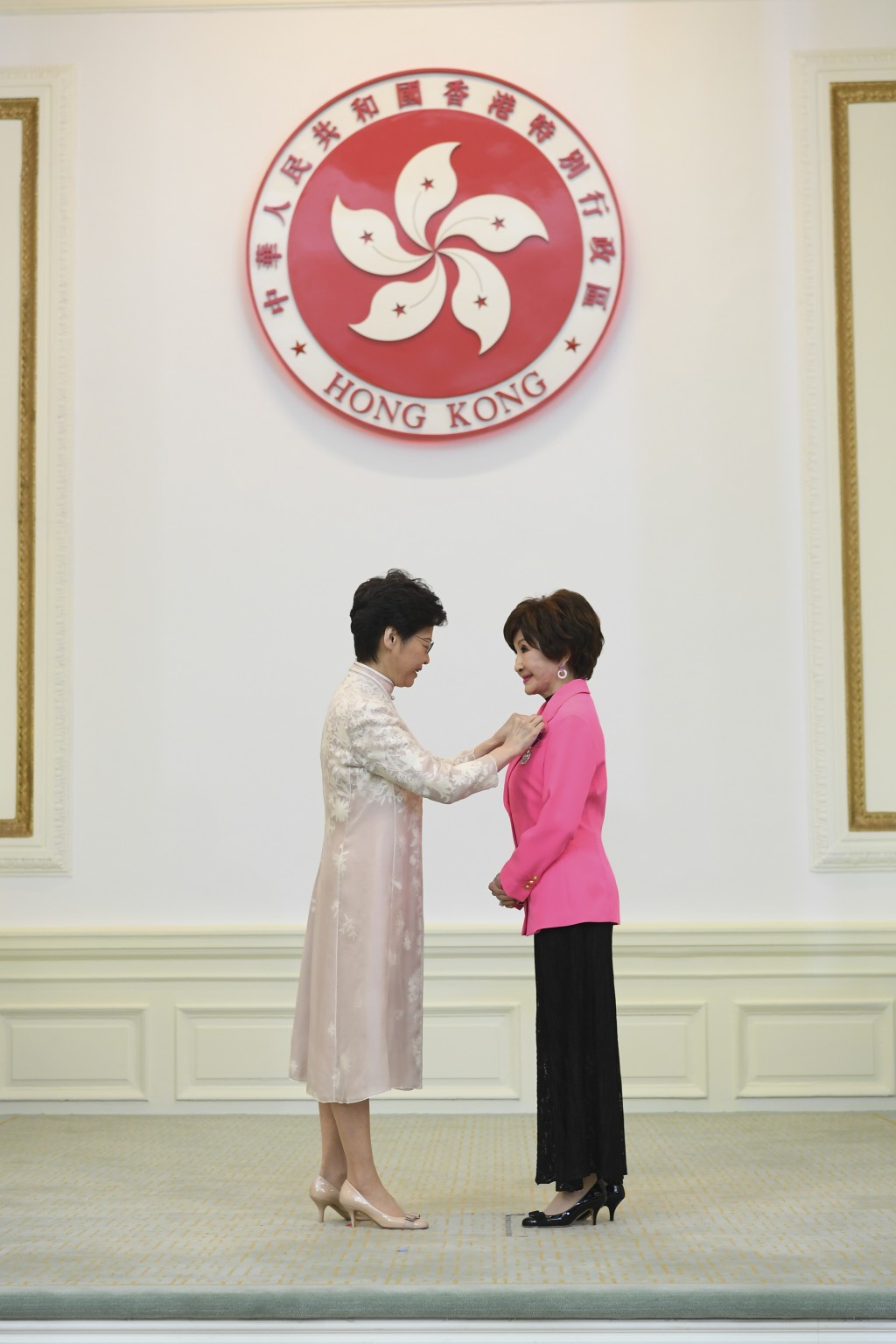 郑明明2019年获颁授银紫荆星章。