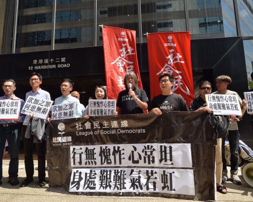 社民連成員到場聲援梁國雄。