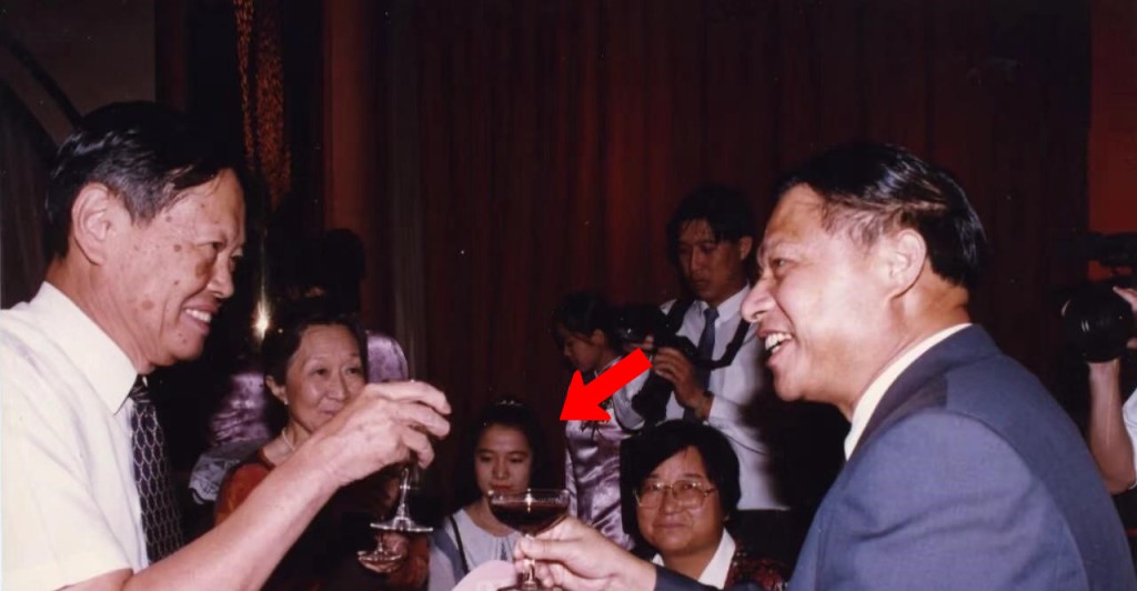 楊振寧與妻子杜致禮到訪汕頭大學,翁帆(箭嘴示)擔任接待嚮導。 楊振寧與妻子杜致禮到訪汕頭大學,翁帆(箭嘴示)擔任接待嚮導。