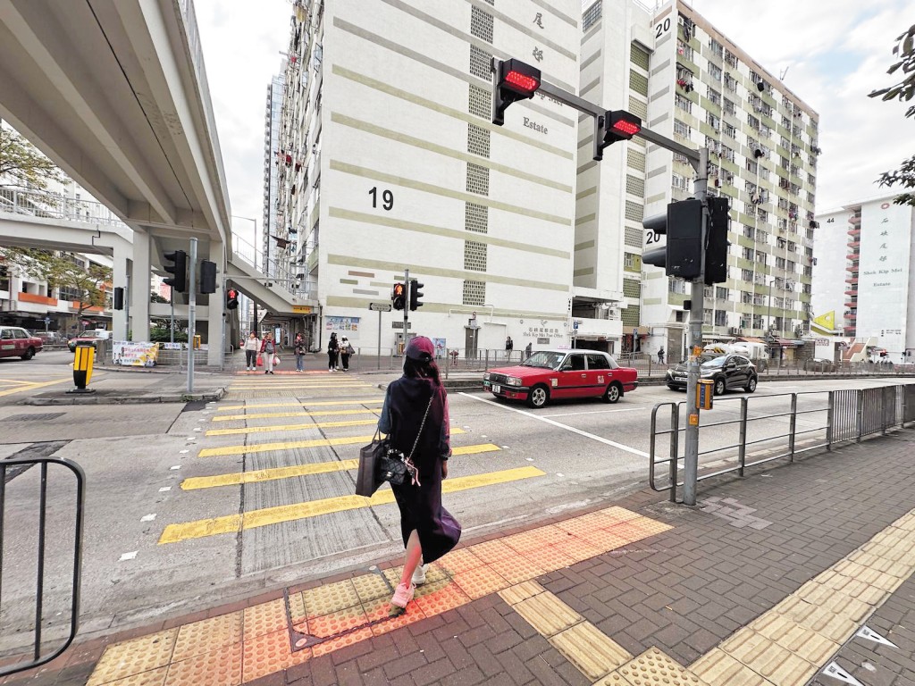 行人过路交通灯辅助红灯