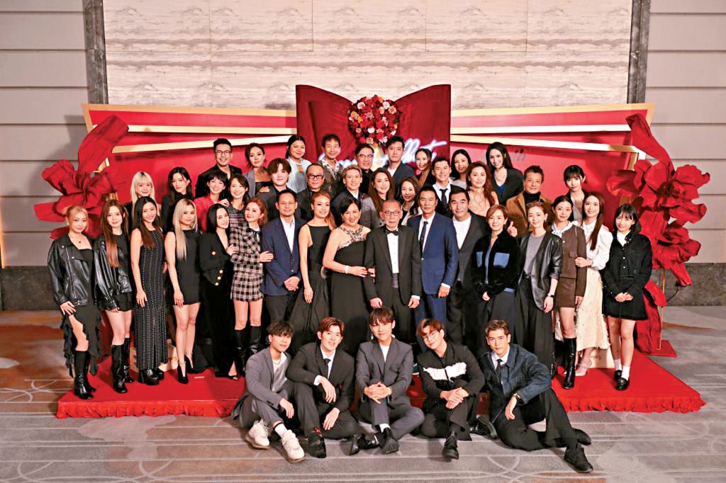 英皇集團主席楊受成率旗下娛樂藝人合共捐款逾港幣2000萬支持受災居民過渡安置及社區重建。