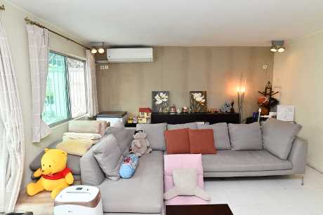 这是锦绣花园河北第一 街单号屋，实用面积1100 方呎，现以1530万放盘。