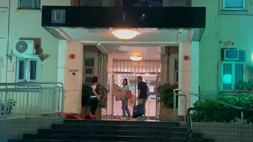 現場為九龍灣德福花園U座。楊偉亨攝
