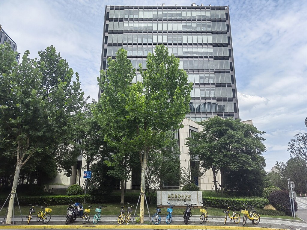 政府啟動聯同上金所推出首階段「實物聯通」,港金結算公司已申請成為上金所國際會員,並開設實物黃金帳戶,市場參與者透過雙向劃轉,可分別參與滬港兩地市場。 政府啟動聯同上金所推出首階段「實物聯通」,港金結算公司已申請成為上金所國際會員,並開設實物黃金帳戶,市場參與者透過雙向劃轉,可分別參與滬港兩地市場。