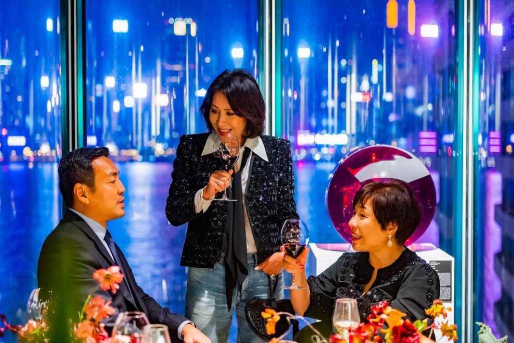 劉嘉玲2020年舉行藝術展，與朱太（右）等好友把酒言歡。
