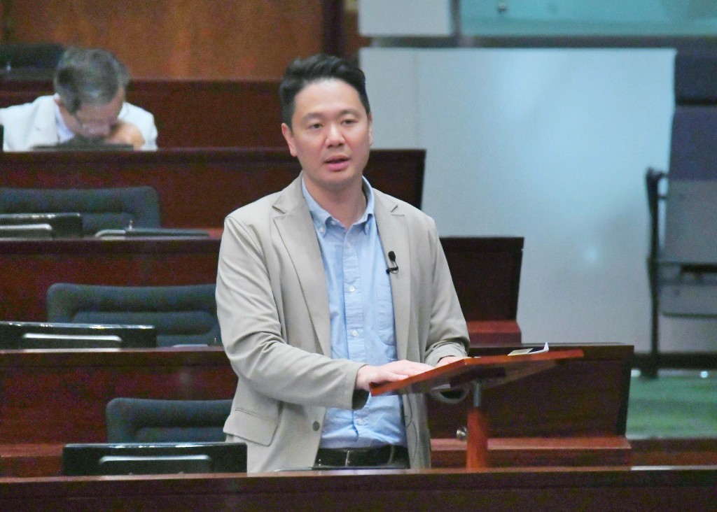 周浩鼎表示,以有限資源提供誘因,鼓勵市民在周末及周日能留港消費,認為做法比較合適。資料圖片 周浩鼎表示,以有限資源提供誘因,鼓勵市民在周末及周日能留港消費,認為做法比較合適。資料圖片