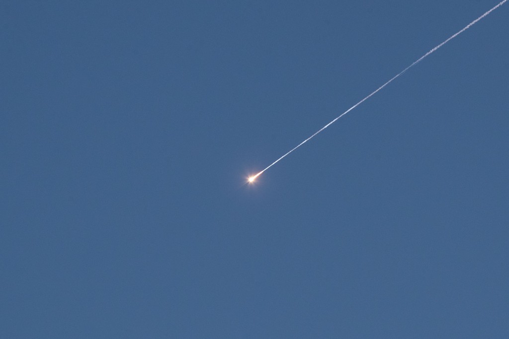 以色列防空系统拦截伊朗导弹，碎片散落耶路撒冷。新华社