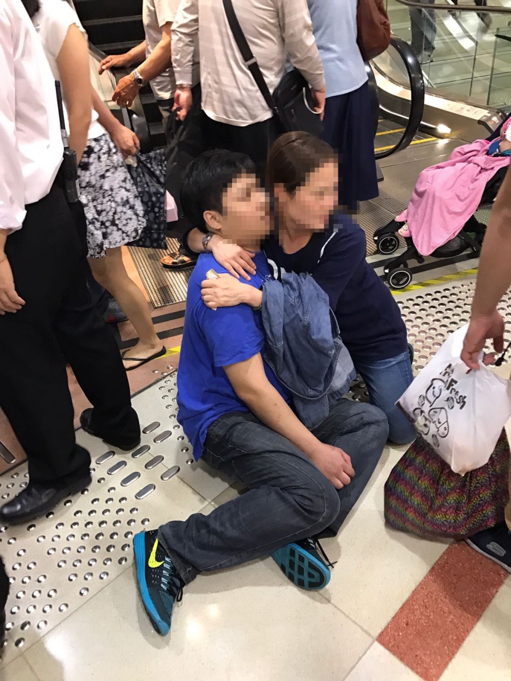 傷人者與其家人。徐曉伊攝