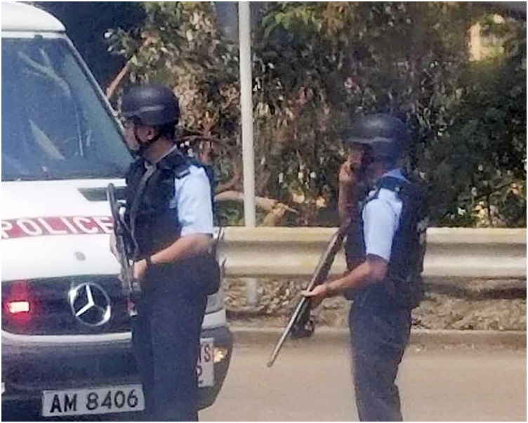 有警員在獅隧往大埔方向持搶搜捕賊人及賊車。網民Norelle Well‎攝