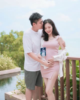 何依婷感謝老公Cedric的照顧，讓她自由地做自己喜歡的事情，不論工作或玩樂都給予無限支持，令她成為一個快樂的小孕婦。