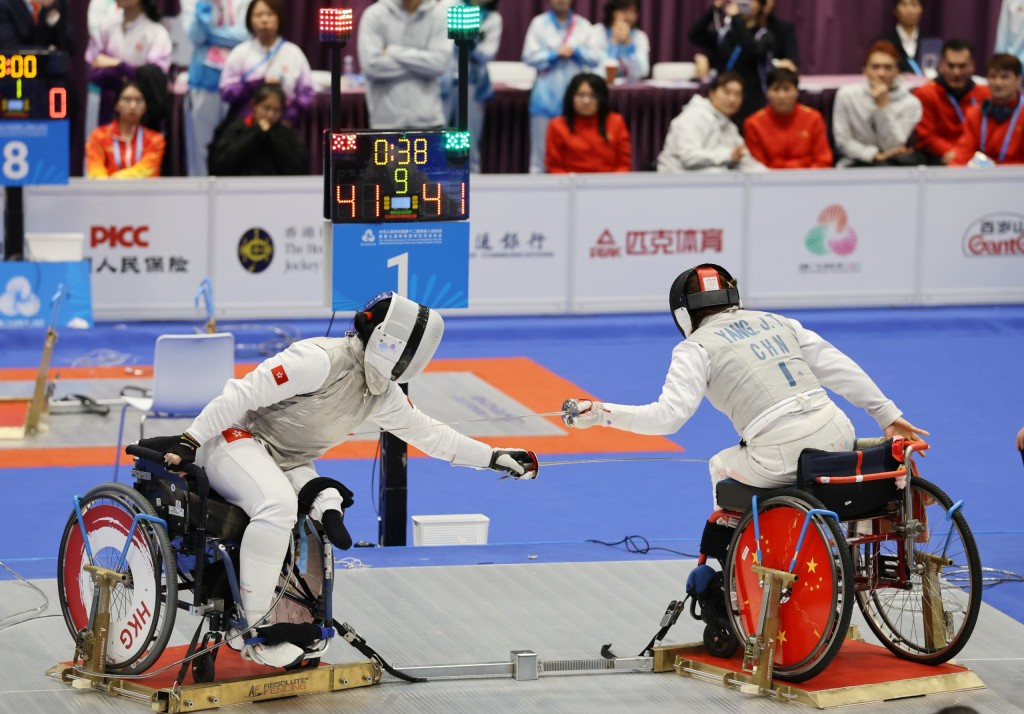 余翠怡(左)銅牌戰守尾門,跟江蘇楊金亭(右)鬥得難分難解。徐嘉華攝 余翠怡(左)銅牌戰守尾門,跟江蘇楊金亭(右)鬥得難分難解。徐嘉華攝