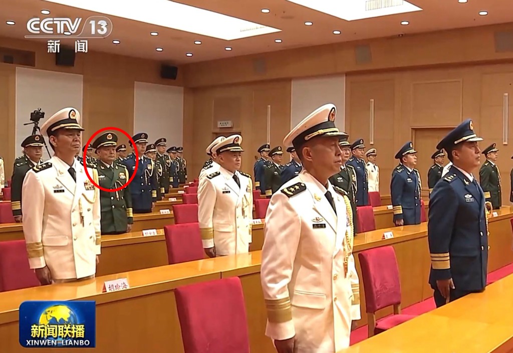 解放軍駐港部隊司令彭京堂（紅圈）代表武警出席晉升上將軍銜儀式。央視截圖