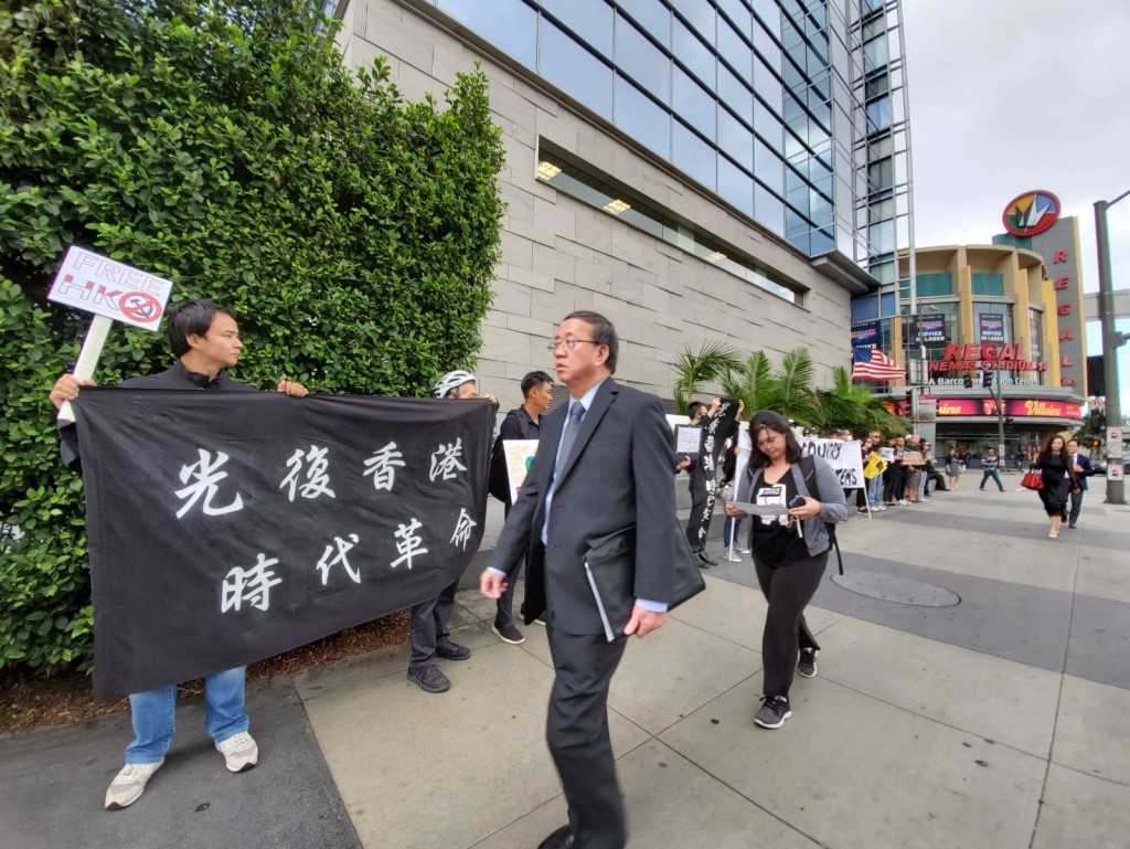 示威者在場外拉起橫額,支持港人爭取五大訴求。