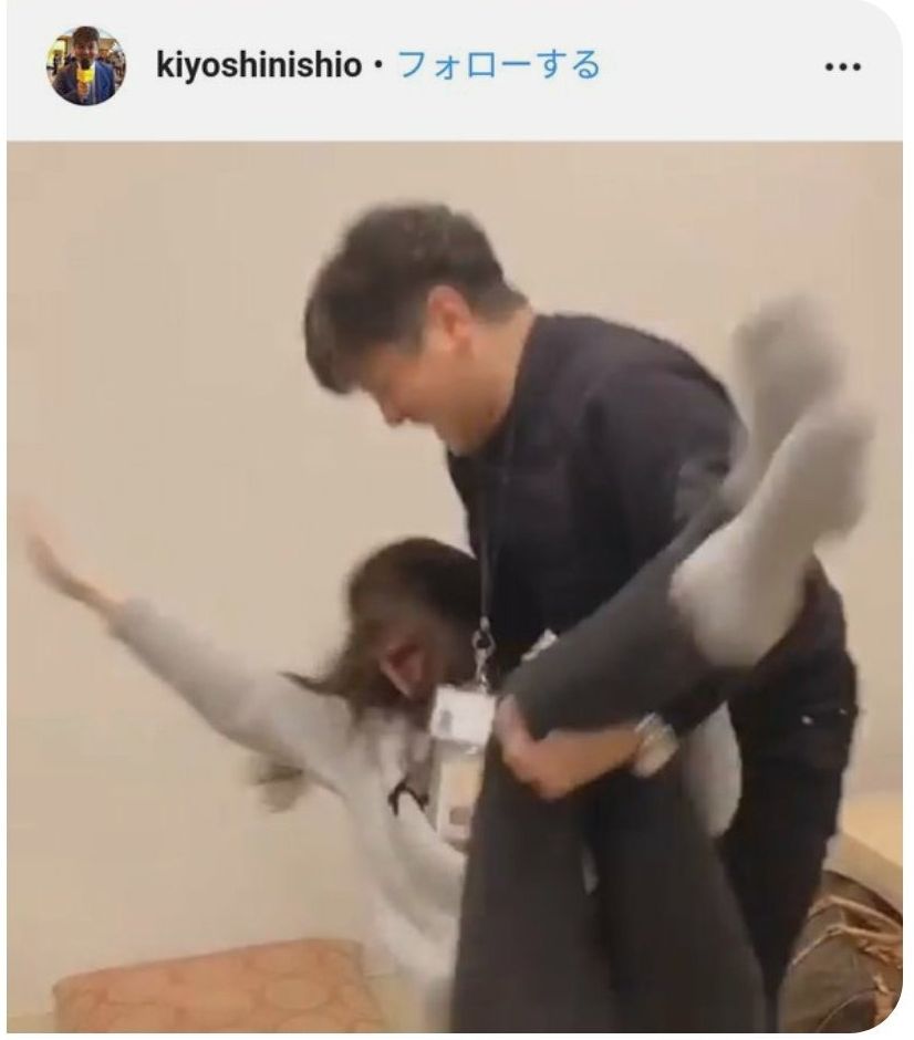 被高層抱起。