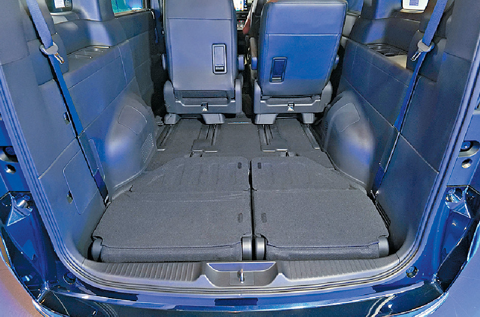 ■最尾排可齊整收納於地台下方。 ■最尾排可齊整收納於地台下方。