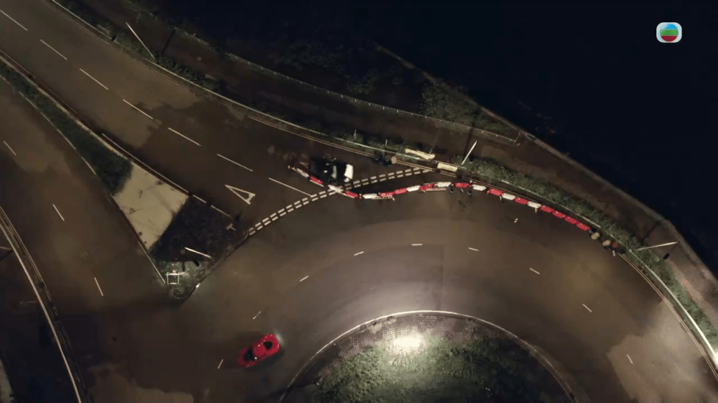 馬貫東追逐富二代非法賽車時，雙方發生交通意外。