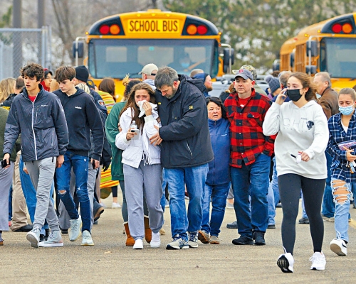 牛津中学的学生与父母在停车场会合。
